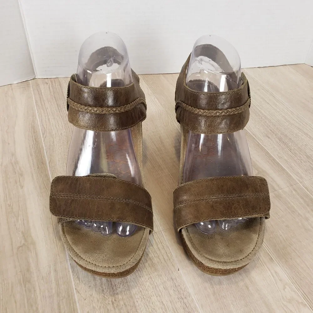 Taos Carousel 3 Sandals Women’s 8.5 Tan Leather Brass Button Wedge Comfort
